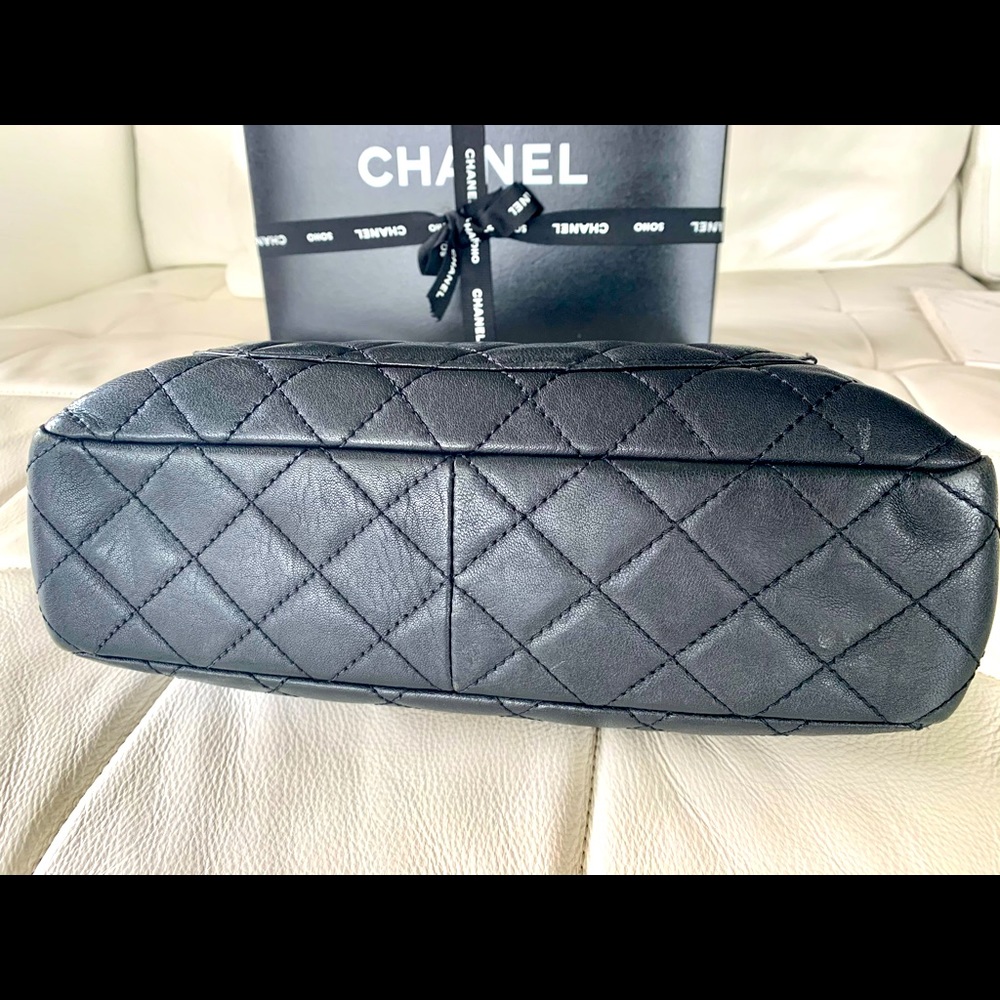 CHANEL, MAKE AN OFFER, Black Quilted Shoulder Bag, - Picture 6 of 16